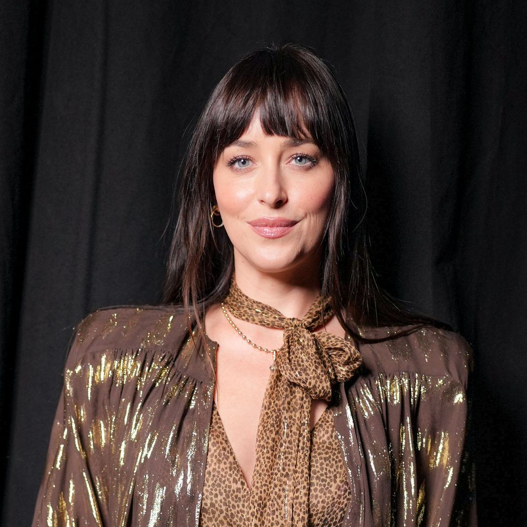 Dakota Johnson y el beso que confirma su relación con el cantautor Role Model, 10 meses después de su ruptura con Chris Martin