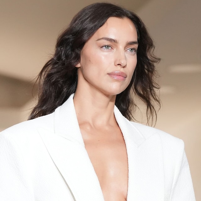 Irina Shayk desfila para Vivienne Westwood con look blanco