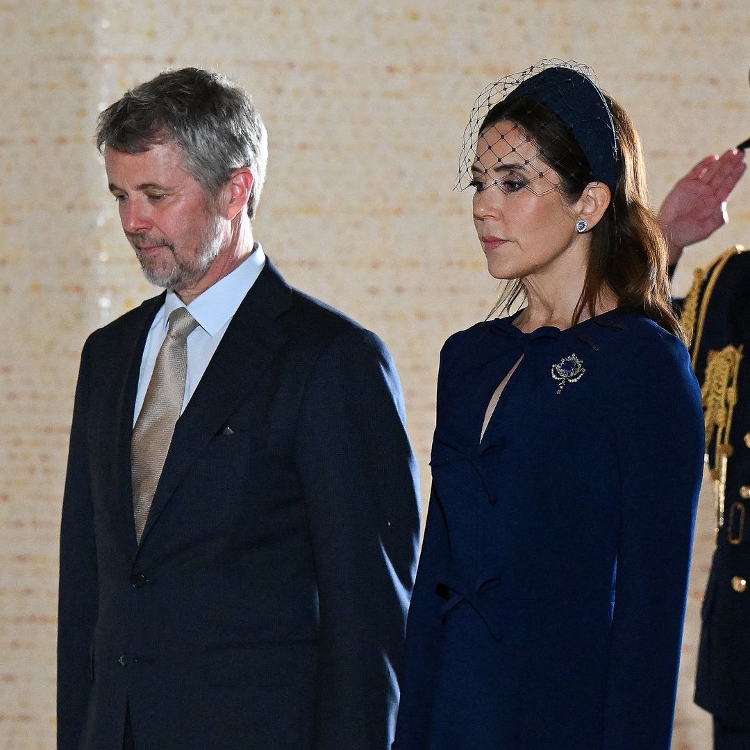 Federico y Mary de Dinamarca sorprenden caminando por Copenhague por el funeral del que fue su confesor durante diez años