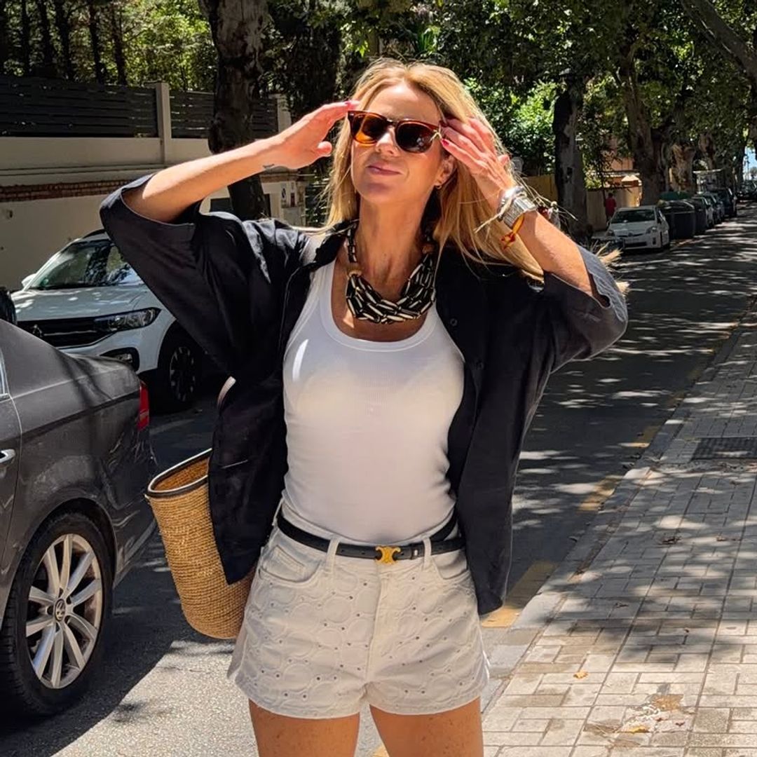 Amelia Bono llega a Marbella con el look blanco que mejor funciona cuando hace mucho calor: shorts de encaje, capazo y sandalias planas