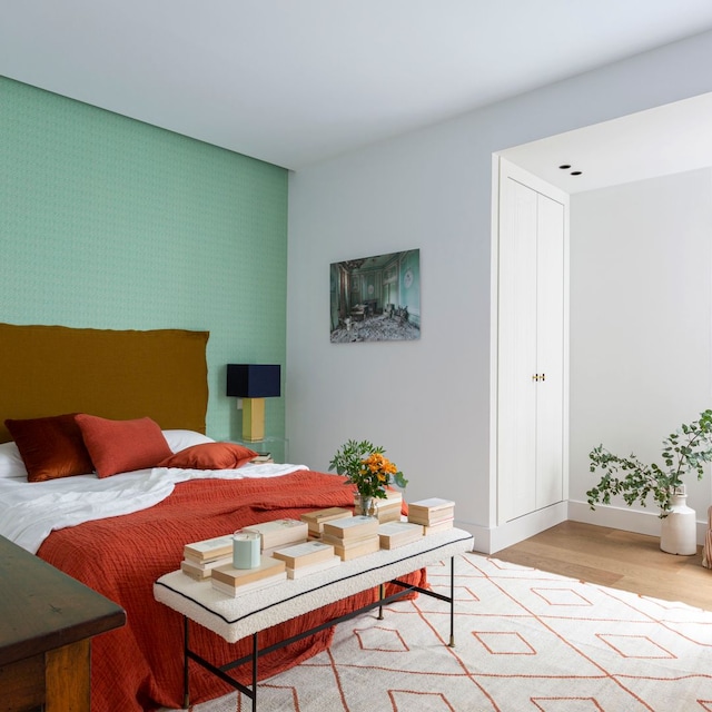 Dormitorio decorado con notas de color