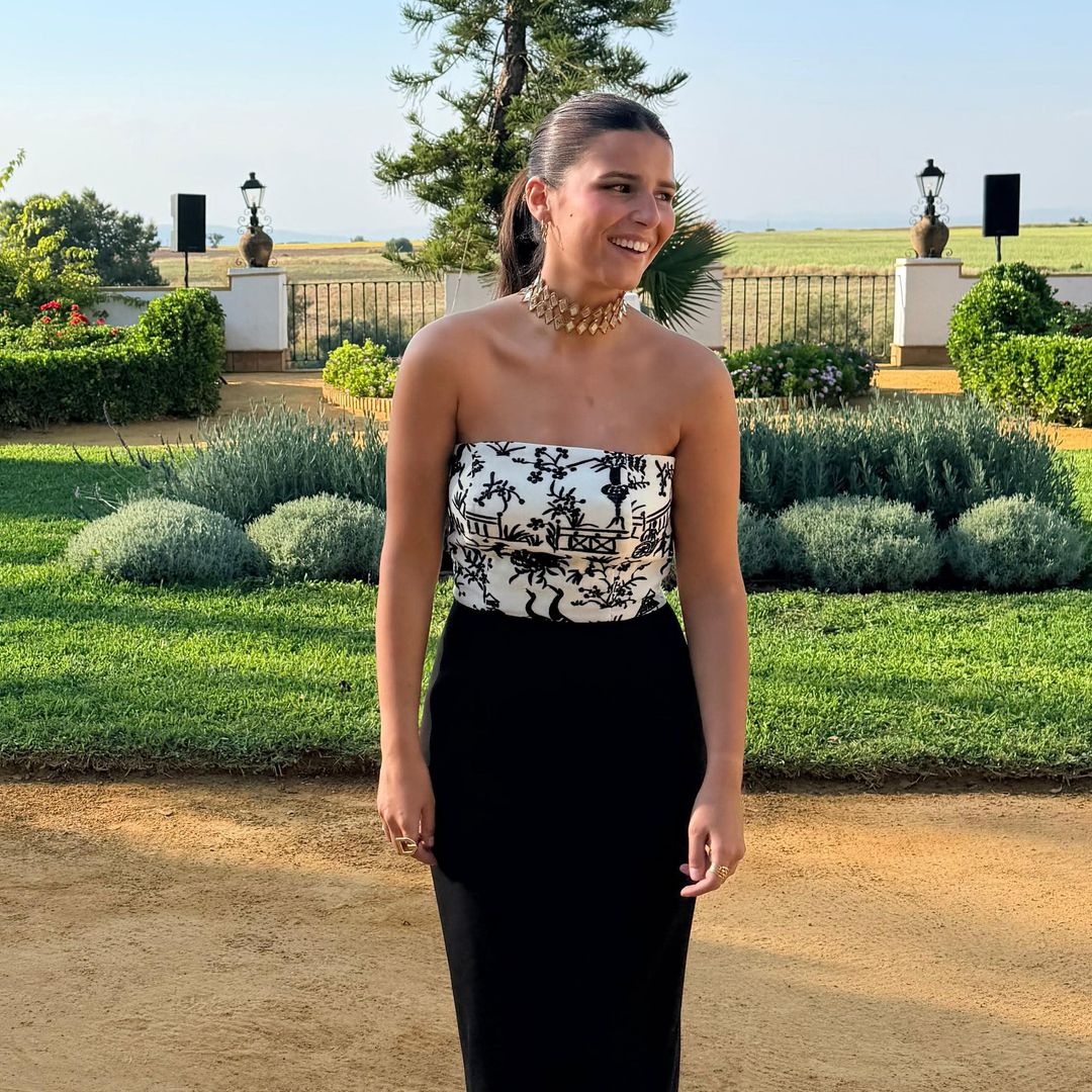 Tana Rivera deslumbra en una boda en Sevilla con el top inspirado en el mantón de Manila que reinventa la tradición española