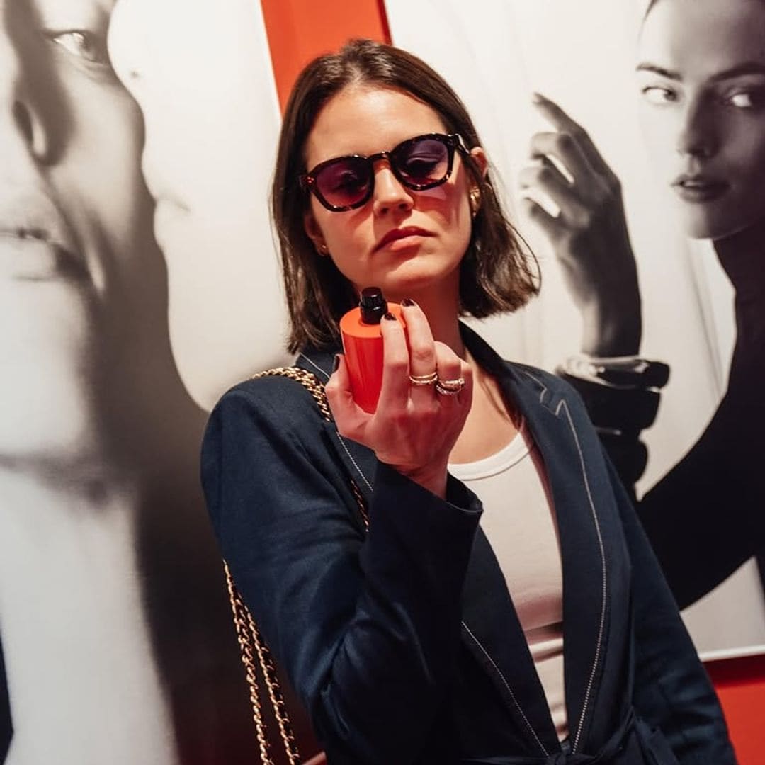 El conjunto español de Isabelle Junot para un día 'arty’ en Madrid: americana 'denim' y zapatillas
