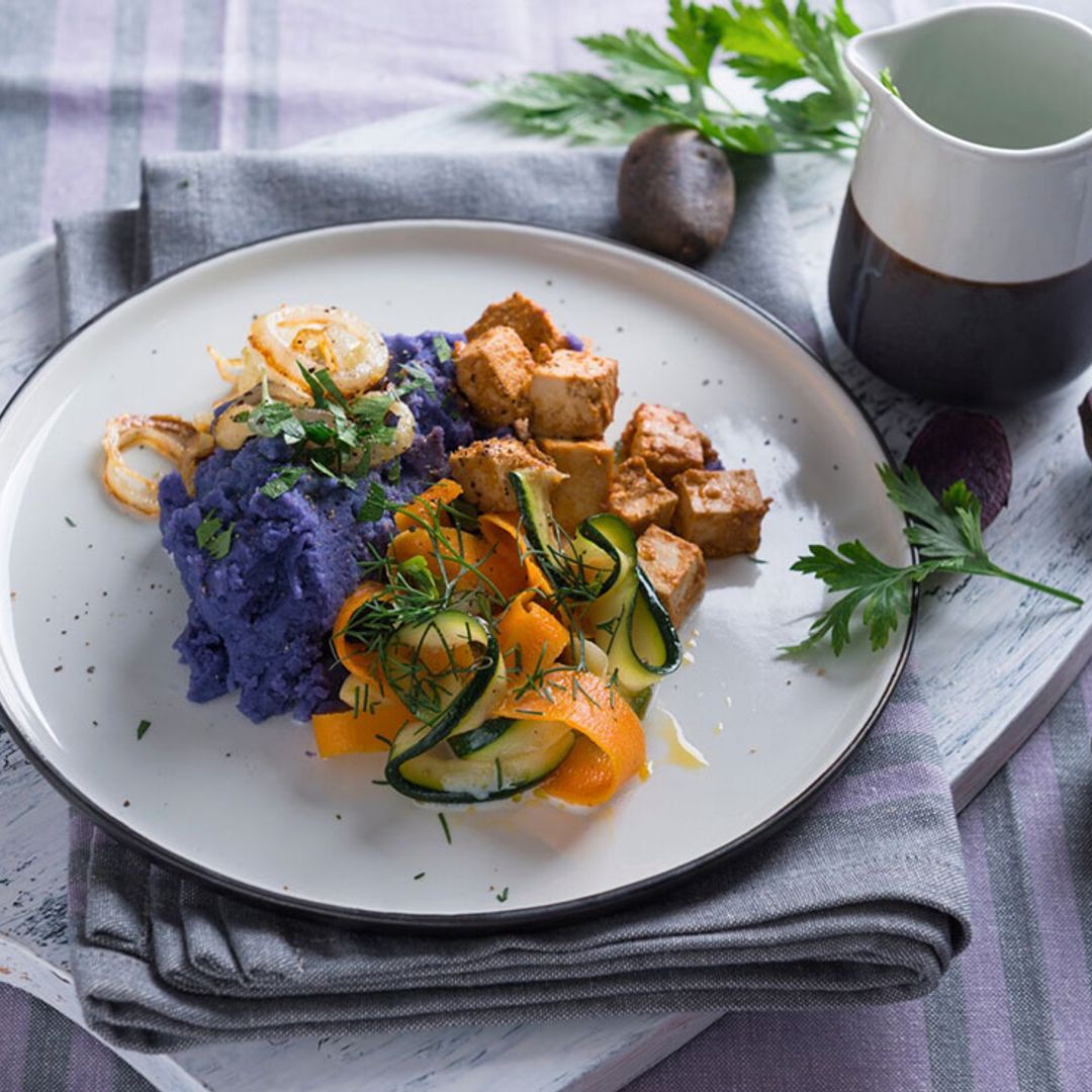 Tofu marinado con puré de patata morada y verduras