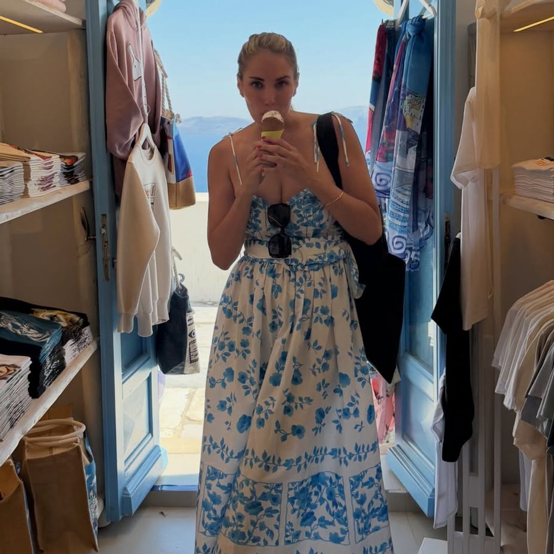 Alba Carrillo saboreando un helado en una tienda de recuerdos de Santorini