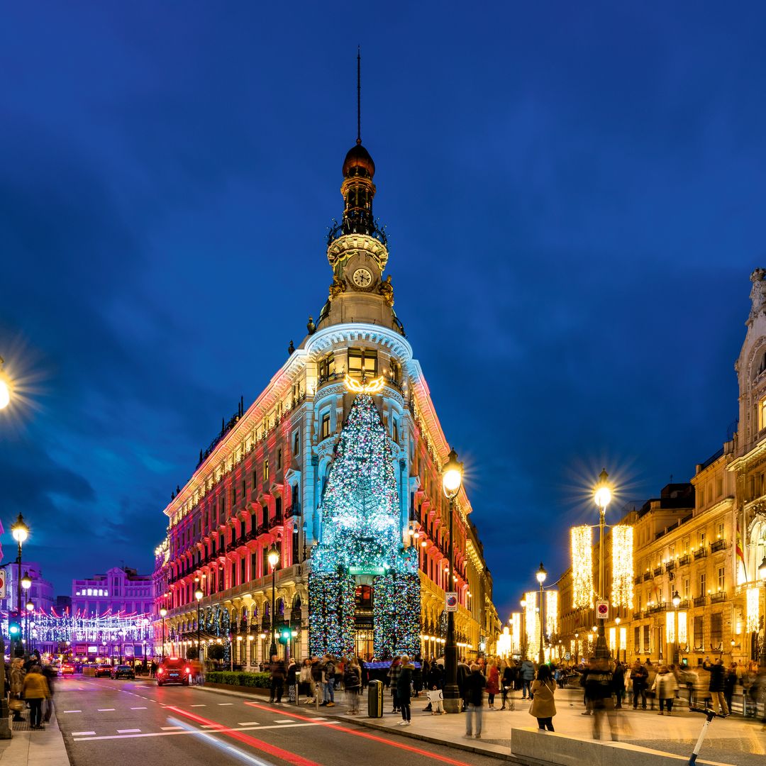 Navidad en la fachada del hotel Four Season de Madrid