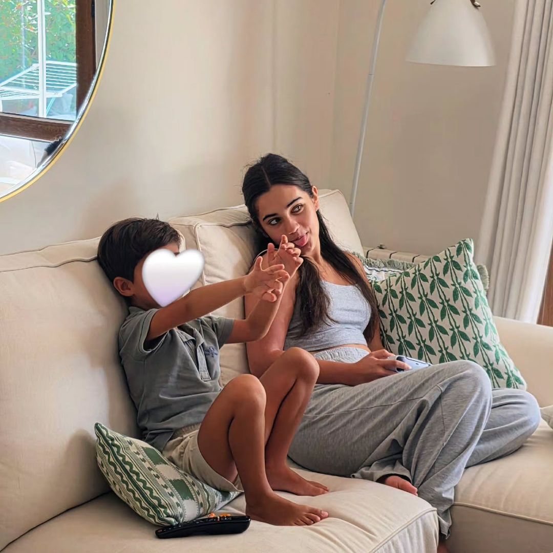 Daniella Bustamante y su hermano Miki en el salón de la casa de Candás