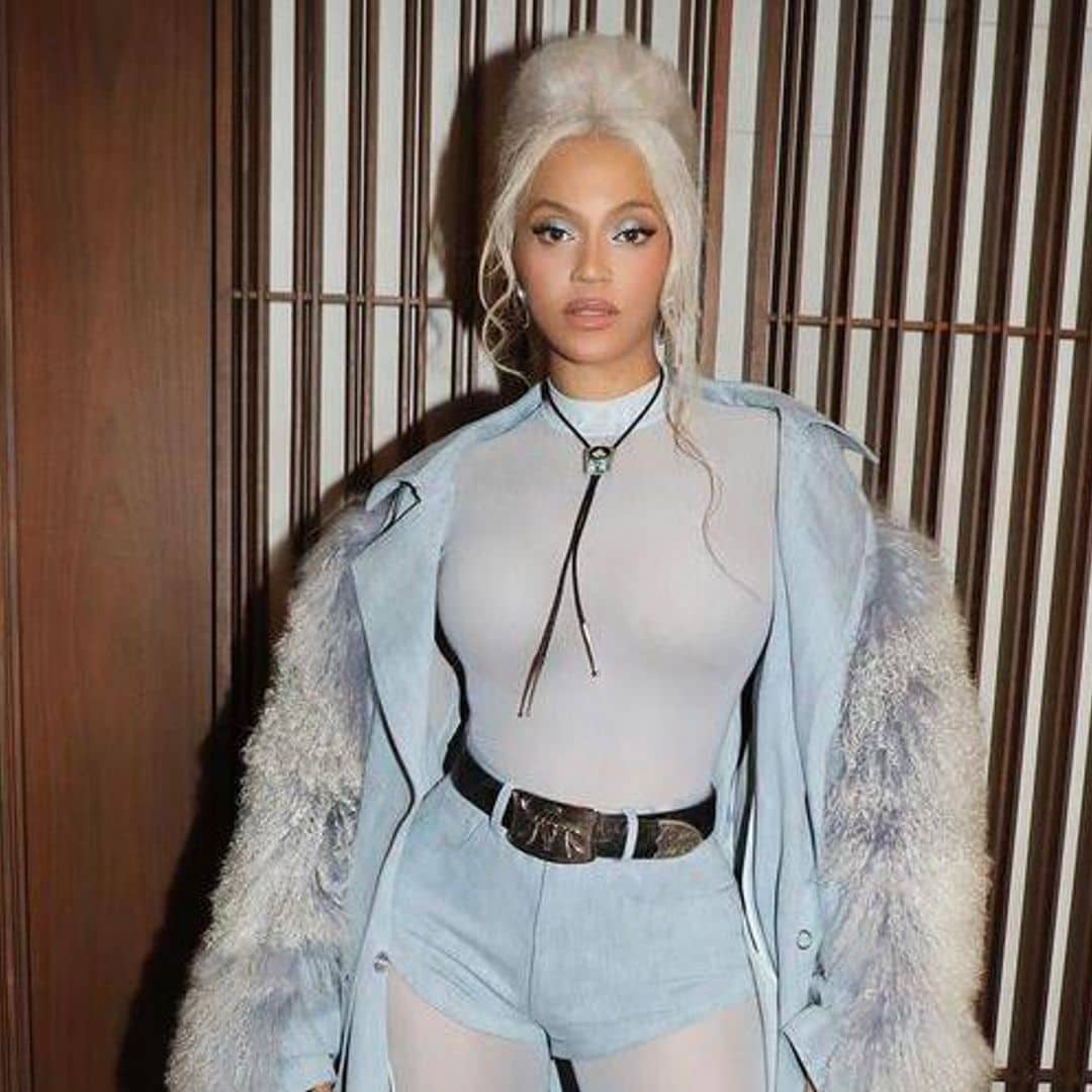 Beyoncé le da un giro a la tendencia ‘baby blue’ con un ‘total look’ de mezclilla
