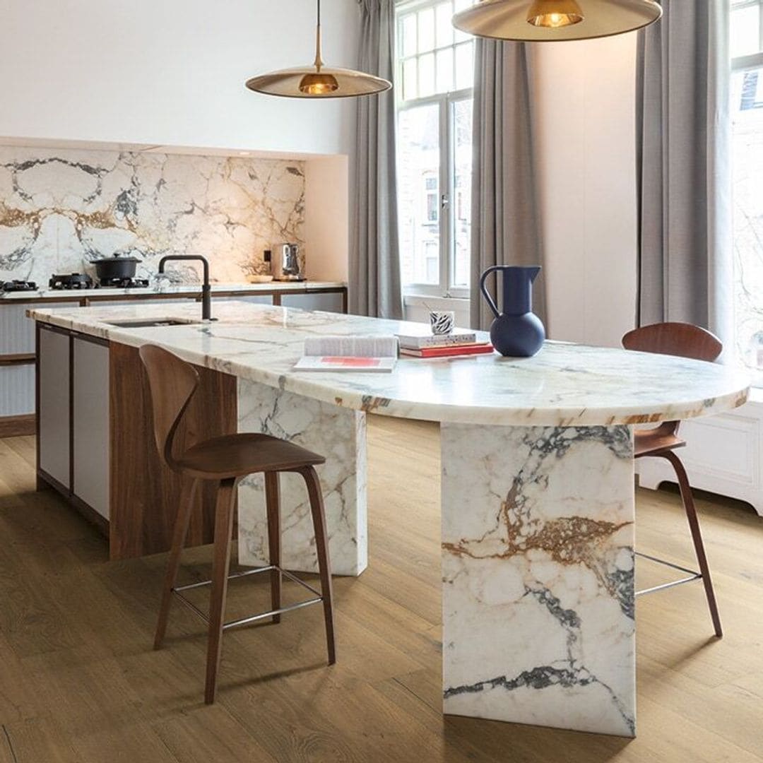 Renueva la cocina SOLO con color. Llévalo a muebles y revestimientos, como marca la tendencia