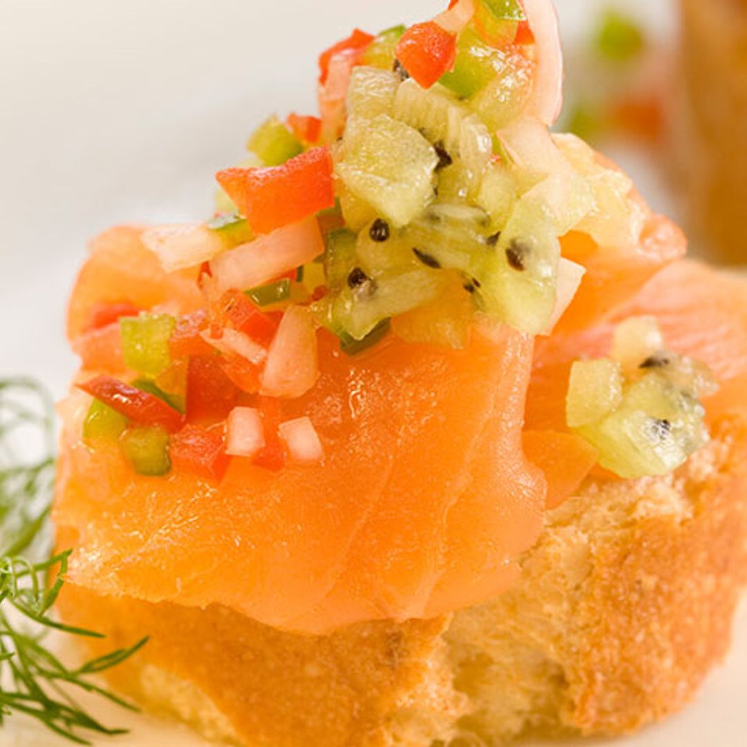 Montadito de salmón ahumado con pipirrana de kiwi