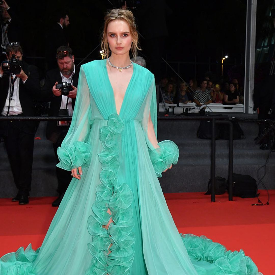 El cambio de estilo de Olivia DeJonge para interpretar a Priscilla Presley
