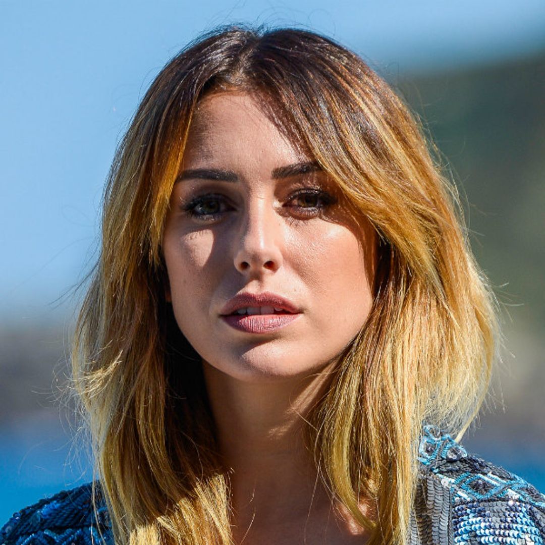 ¡Larga vida a la cazadora vaquera! Blanca Suárez y Javier Rey apuestan por ella para salir a cenar