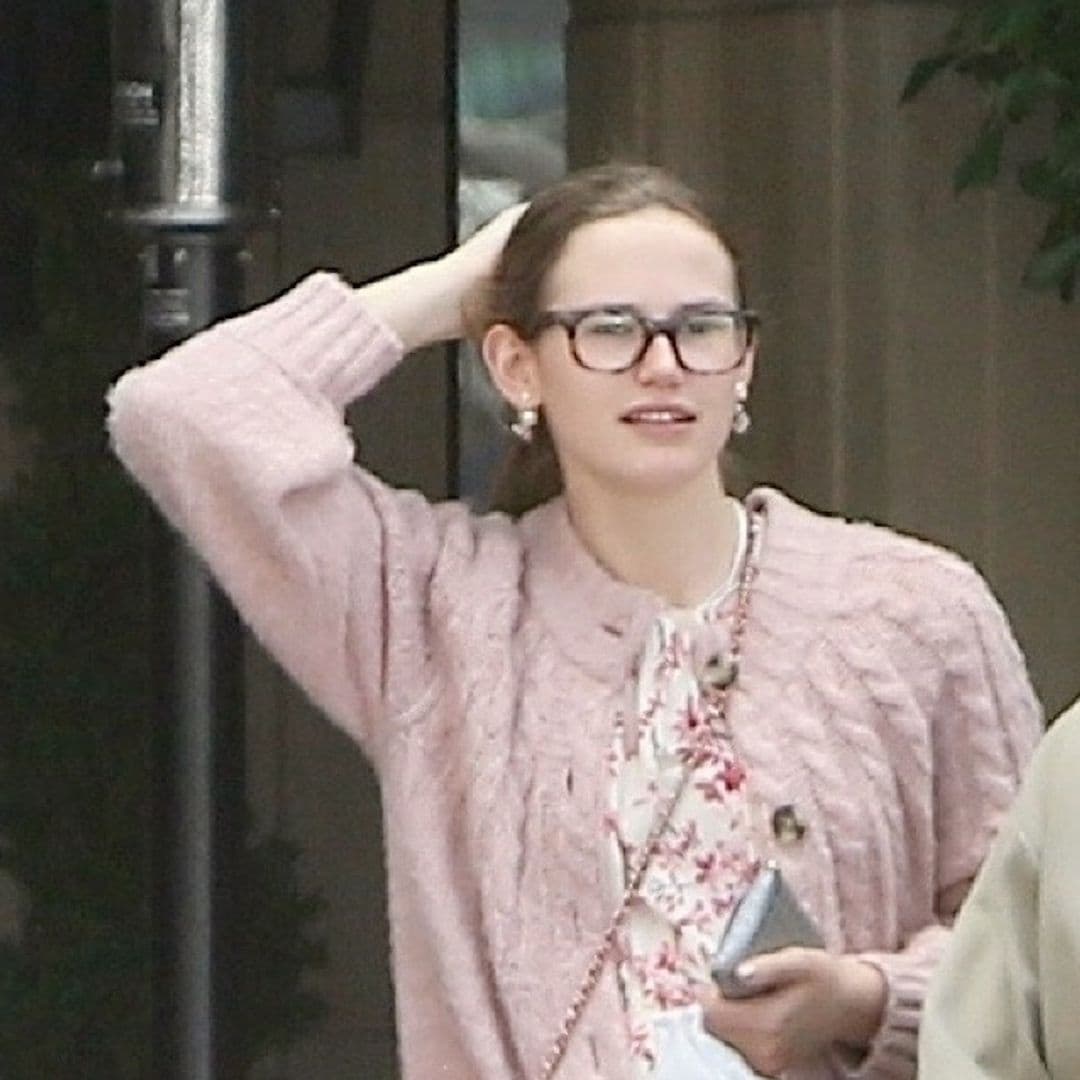 El día de lujo de Violet Affleck con un bolso de diseñador y un BMW eléctrico