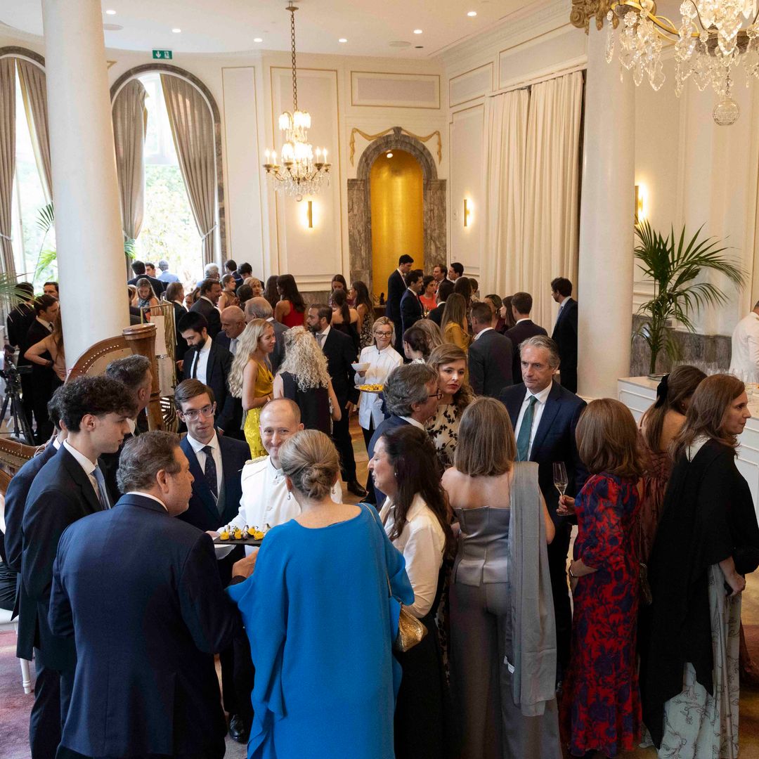 El exministro Iñigo de la Serna, conversando con Cuca Gamarra, entre otros invitados, durante el cóctel