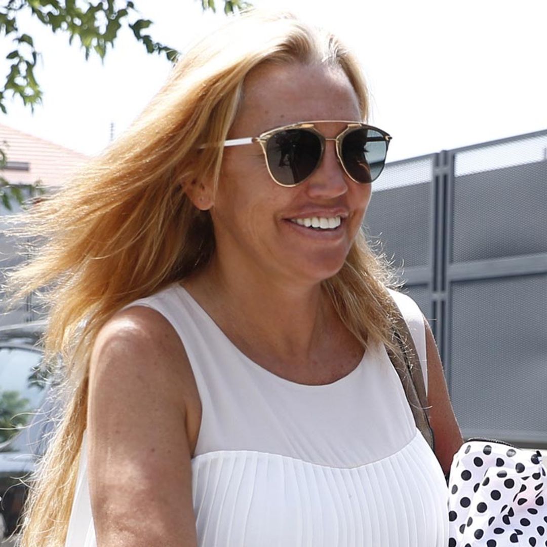 Belén Esteban, todo sonrisas al preguntarle por la portada de ¡HOLA!