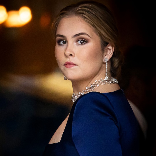 Plano medio de Amalia de Países Bajos con vestido azul y gargantilla de diamantes