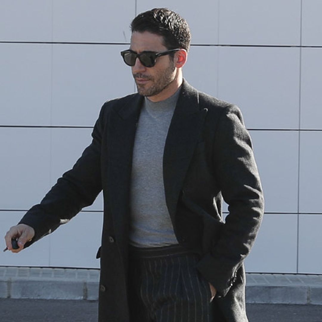 Miguel Ángel Silvestre recibe el cariño de los suyos en el tanatorio, tras el fallecimiento de su padre