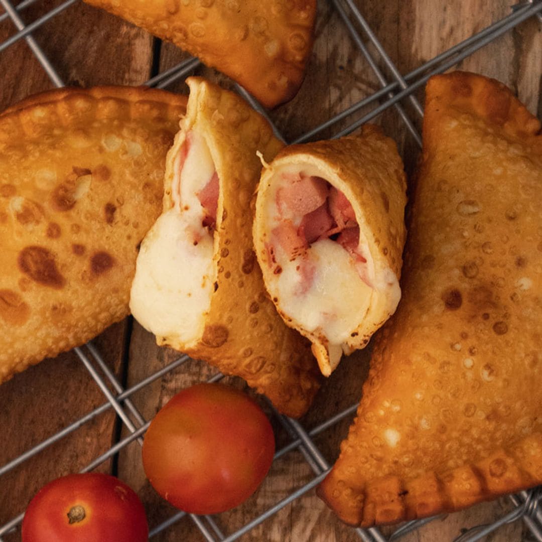 Empanadillas de queso, salchicha y tomate