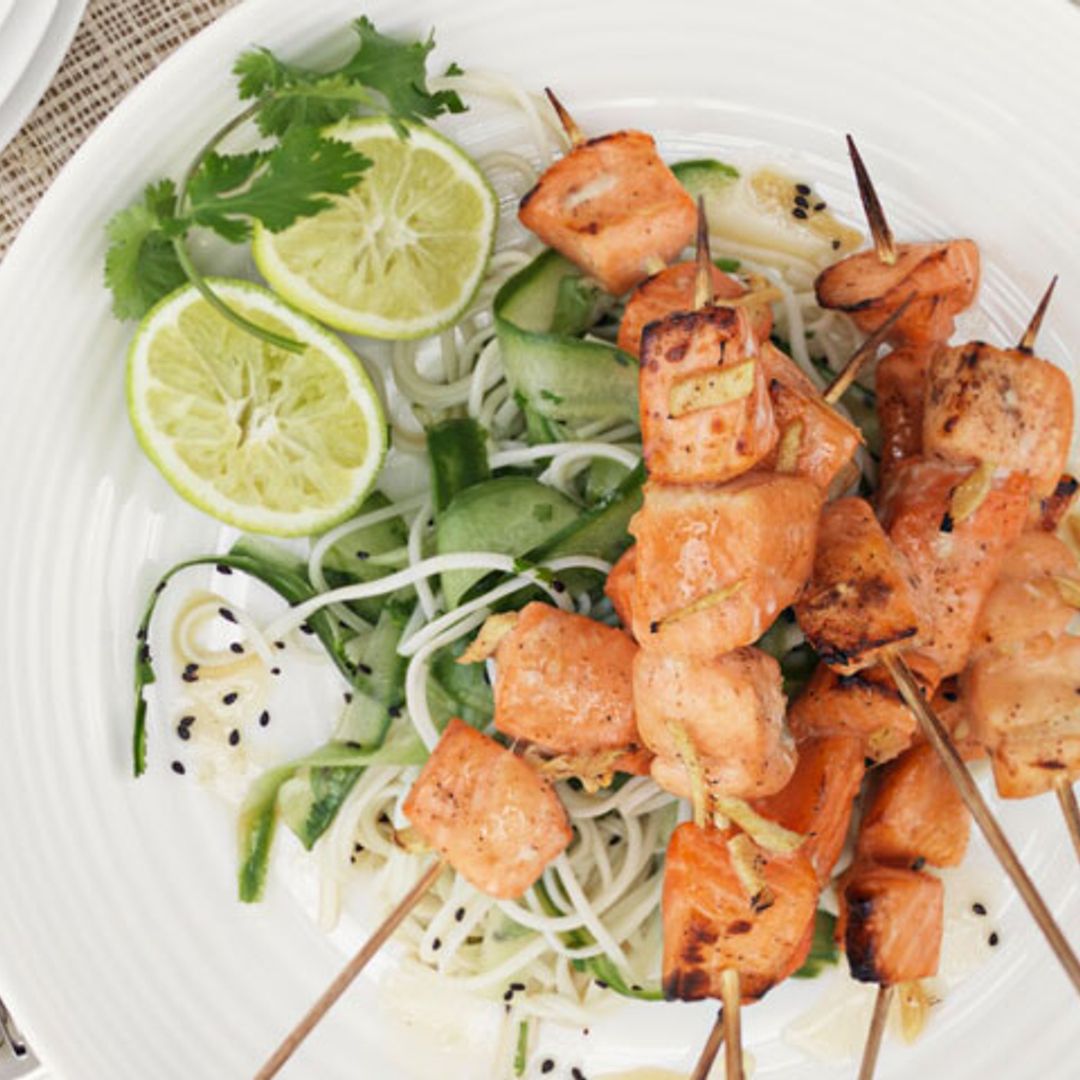 Brochetas de salmón sobre 'noodles'