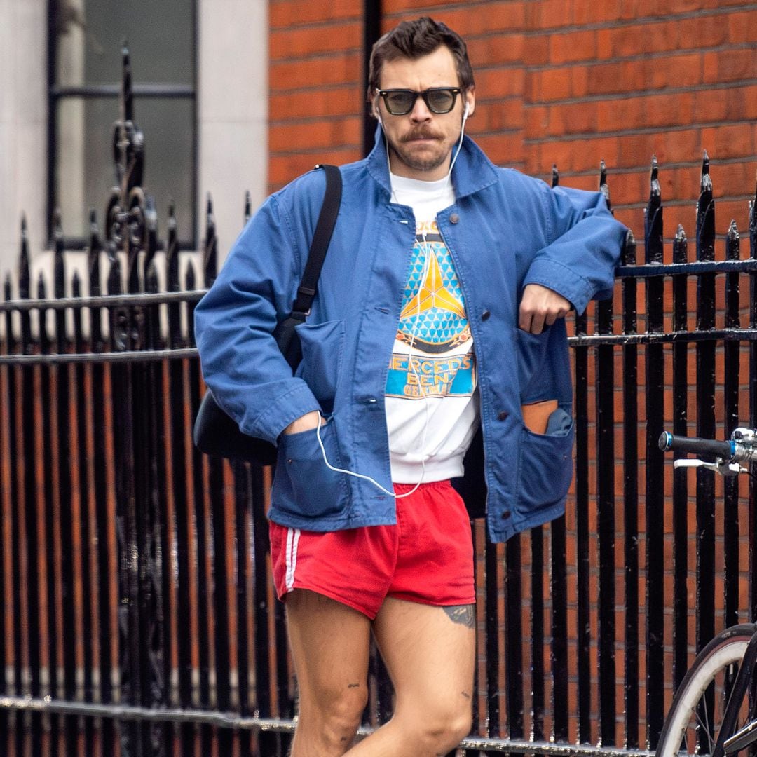 Harry Styles trae de regreso el furor por los mini shorts para esta primavera