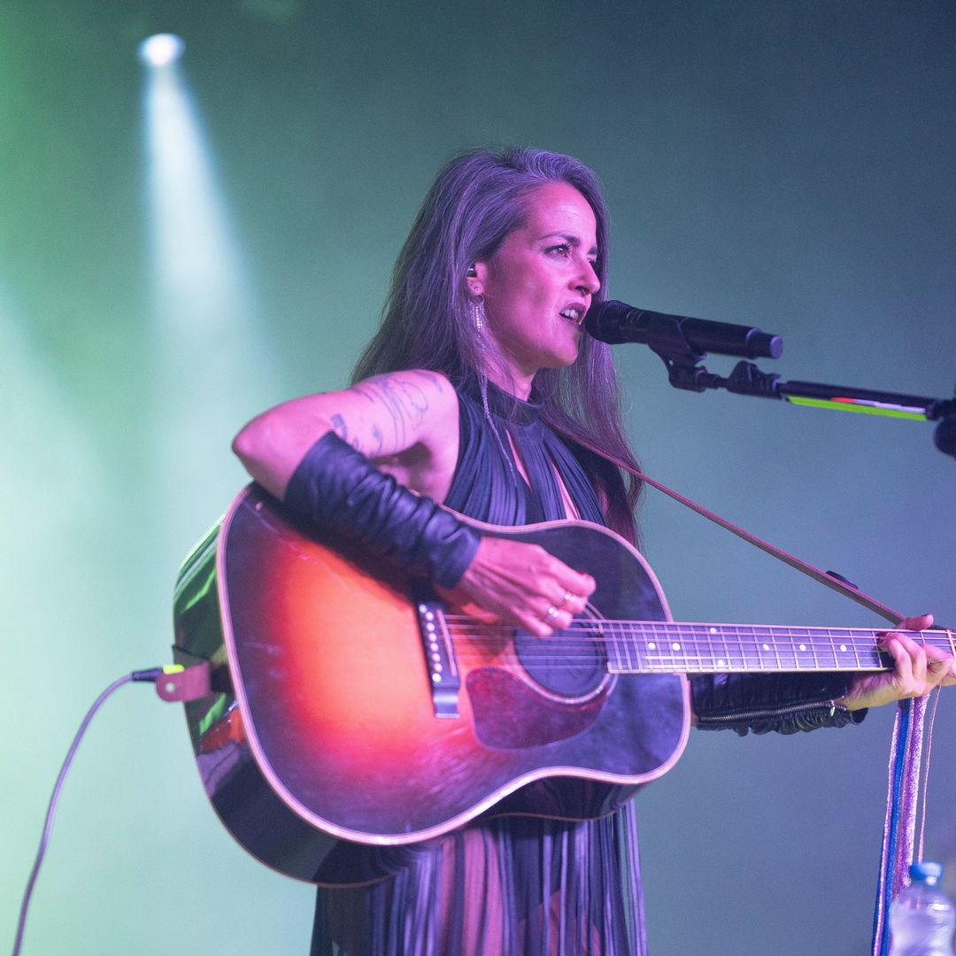 Vega rompe a llorar en pleno concierto al cantar sobre el duelo por las mascotas: el emocionante momento que ha conmovido a Rosa López