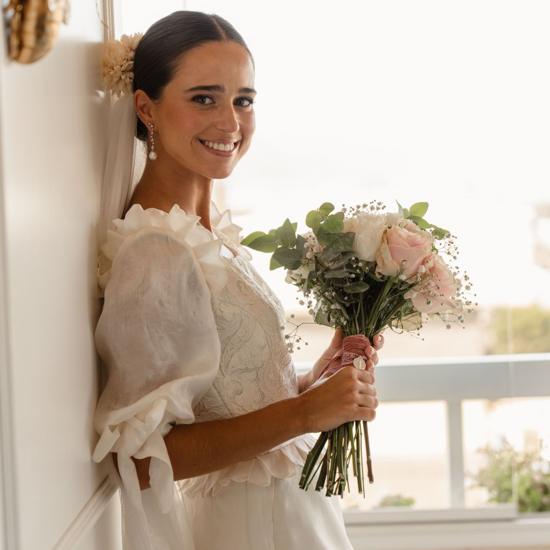 Pilar acertó de lleno al rescatar este diseño vintage: llevó el vestido de novia de su madre tras añadirle unas mangas globo de organza