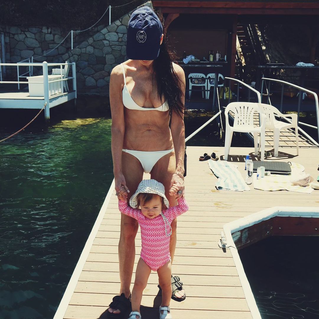 Demi Moore causa furor a sus 61 años en bikini mientras ayuda a su nieta a dar sus primeros pasos
