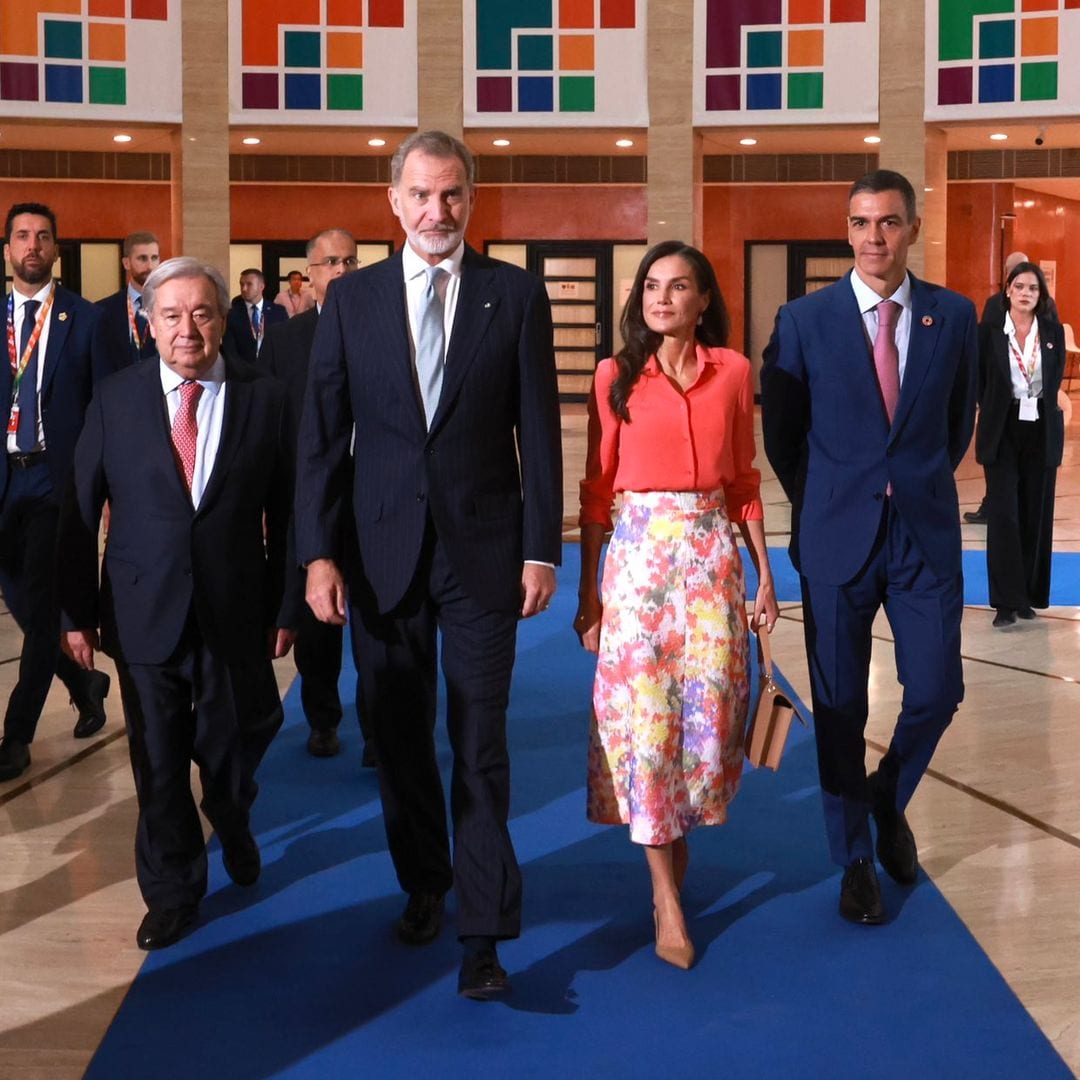 La reina Letizia rinde homenaje a Sevilla con una falda floral llena de color