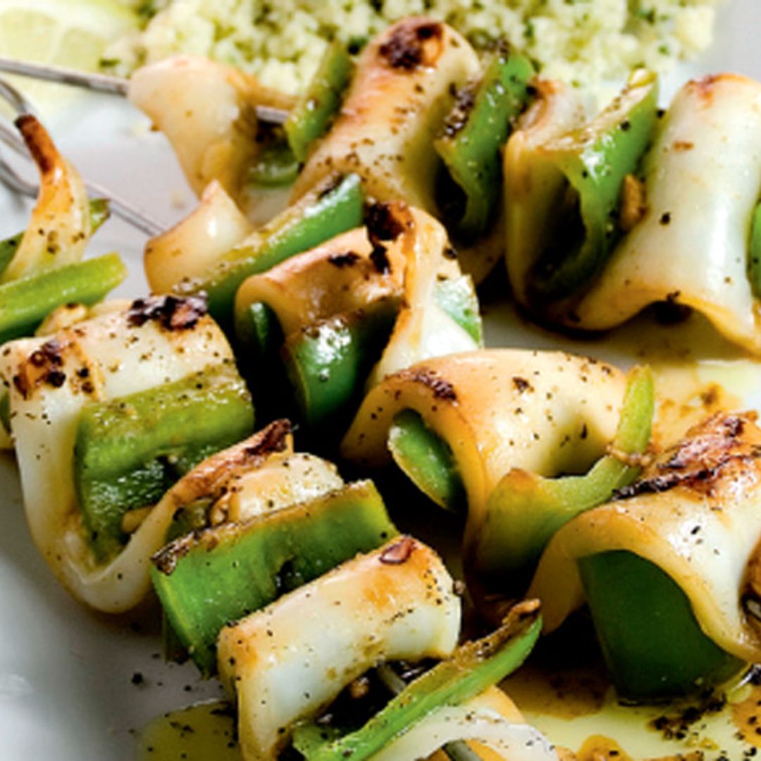 Brochetas de calamares con tabulé de quinoa