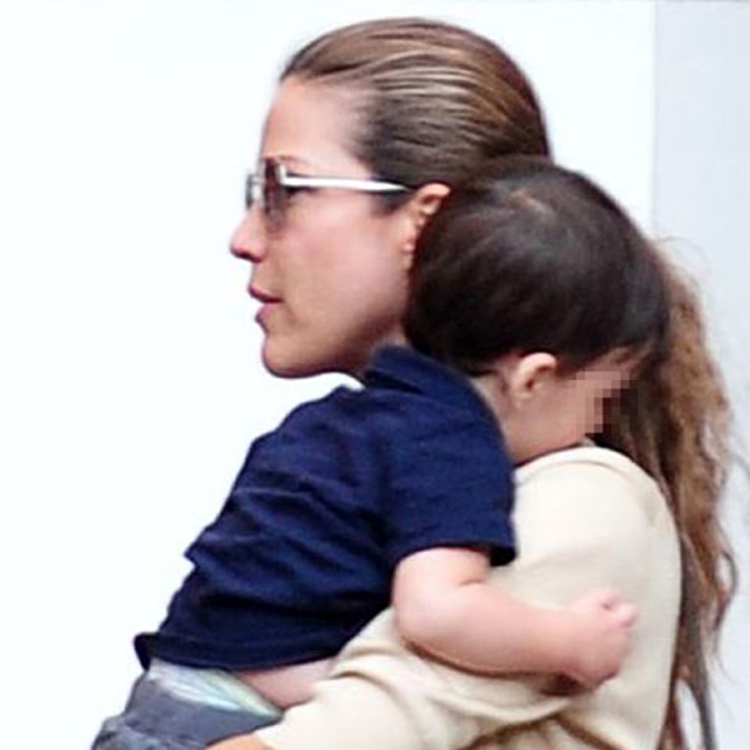 Los primeros pasos de Leo con la ayuda de su mamá, Jaydy Mitchel, y su hermana, Manuela