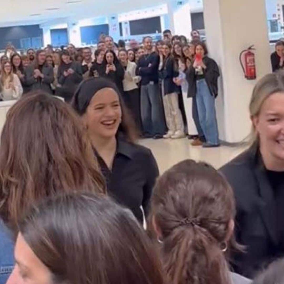 Las imágenes de Rosalía, junto a Marta Ortega, en su visita a Inditex subida a un patinete