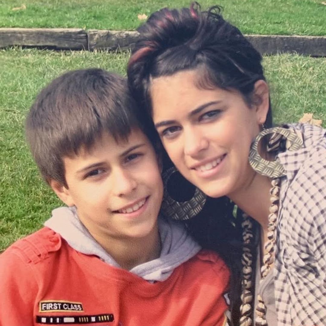 Jordi junto a su hermana en una foto de recuerdo
