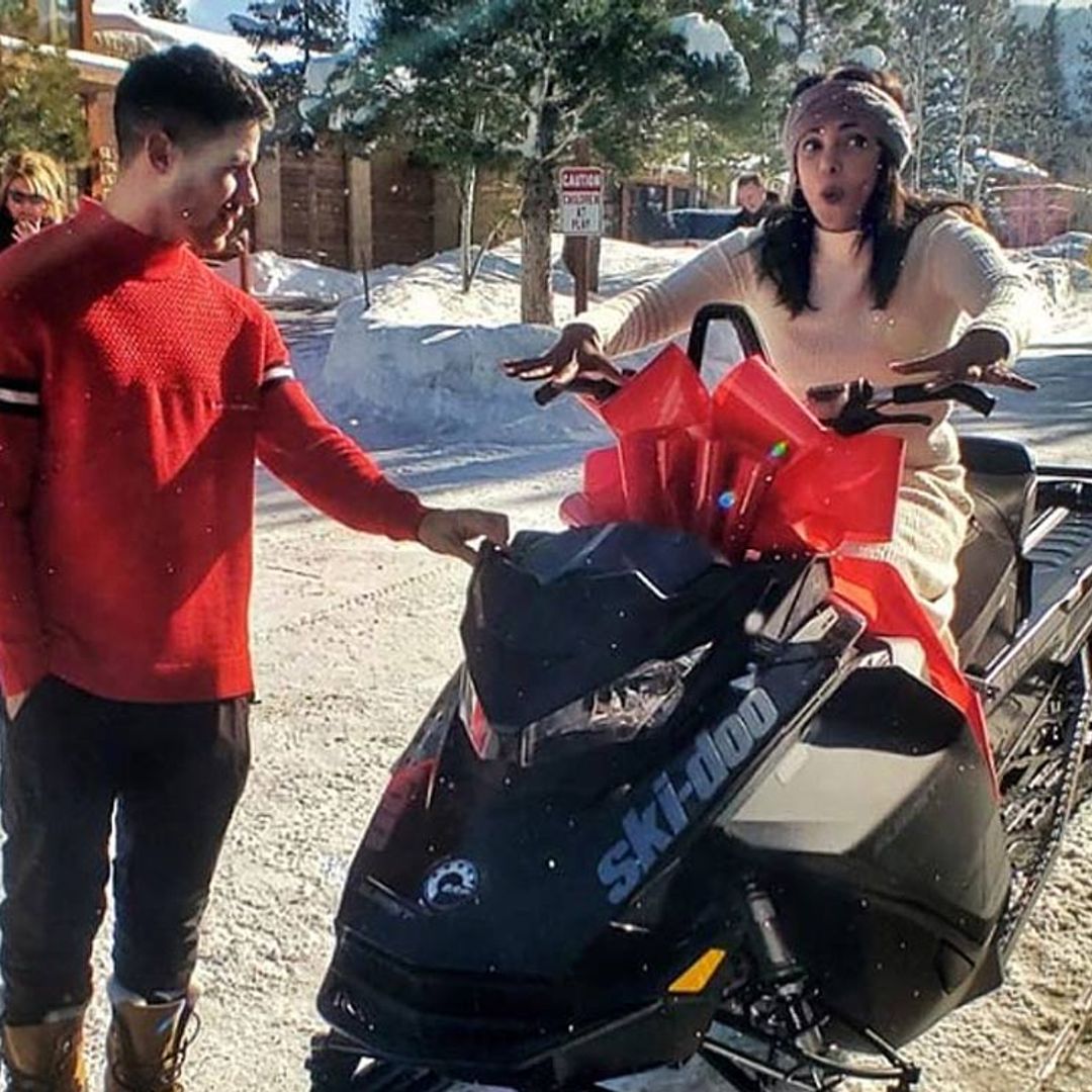 La moto de nieve de Nick Jonas a Priyanka Chopra y otros regalos muy originales de las 'celebrities'