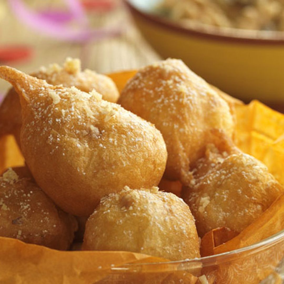 Buñuelos de viento rellenos de crema y nueces