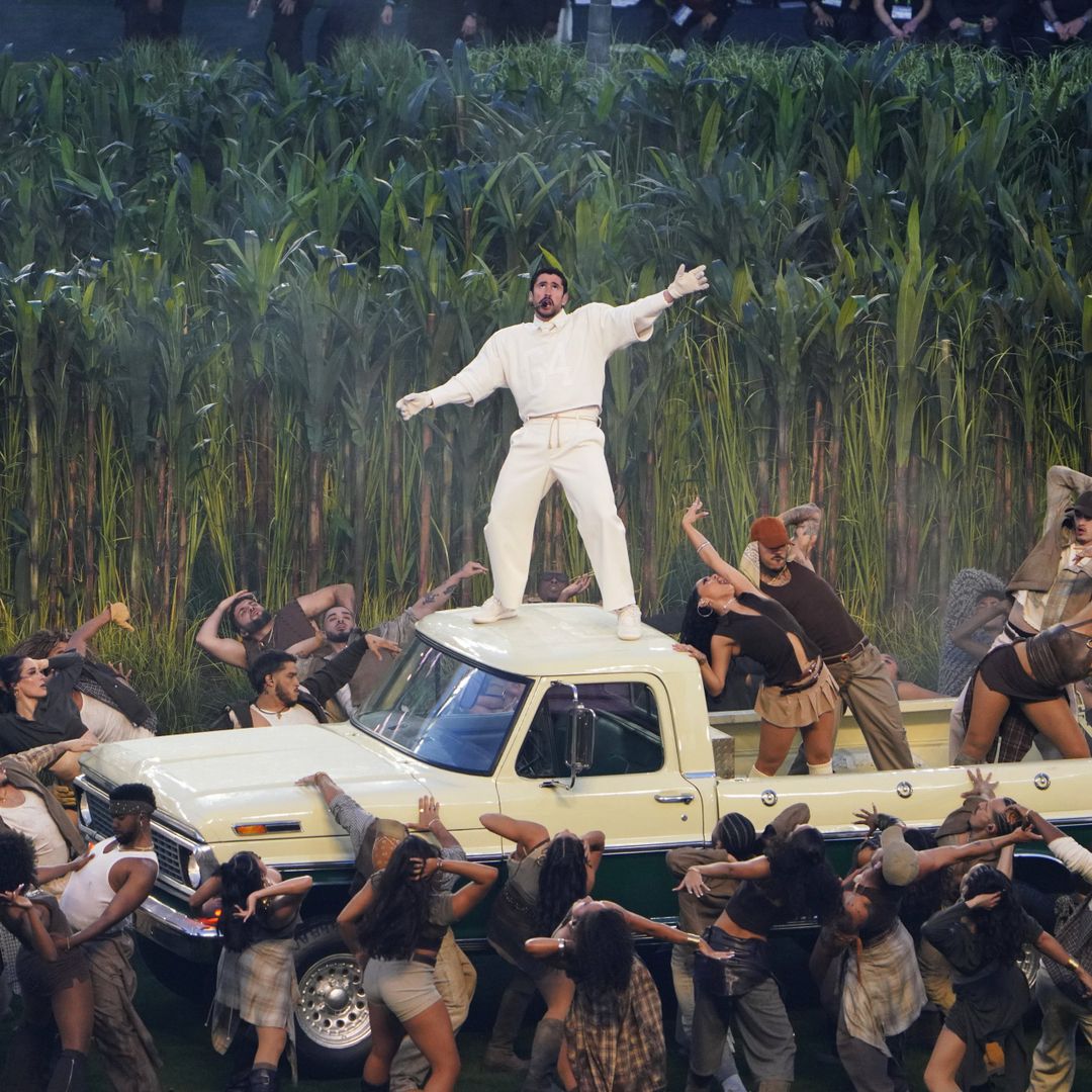 Bad Bunny en su actuación histórica en el descanso de la Super Bowl