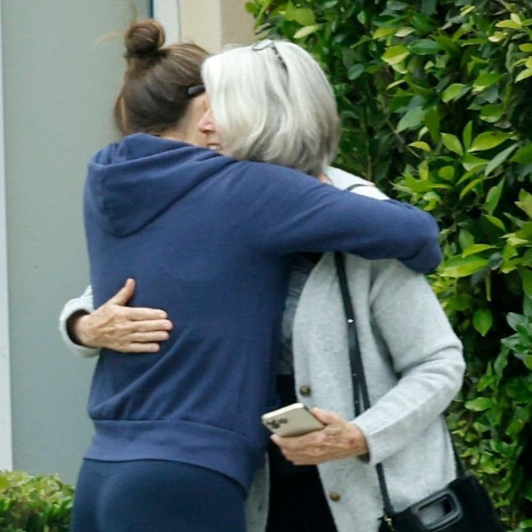 Jennifer Garner comparte un tierno abrazo con la madre de Ben Affleck, Anne Christine