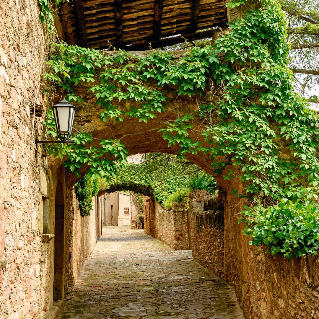 Calles empedradas de la villa de Mura en el Bages, Barcelona