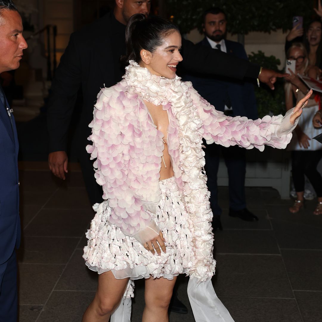 Rosalía sorprende en París con un espectacular 'look' floral de Dior salido de la pasarela