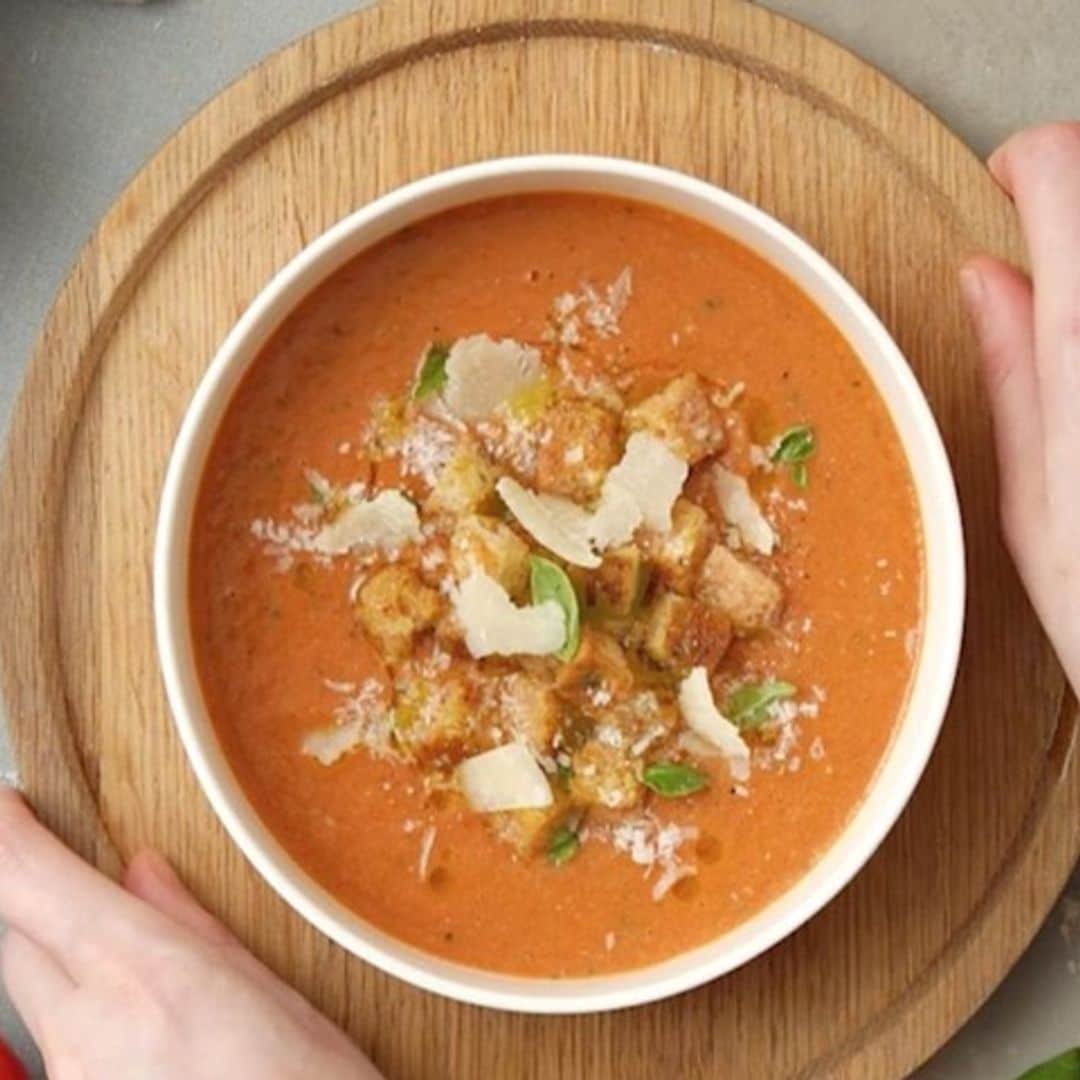 Gazpacho con picatostes y queso Grana Padano