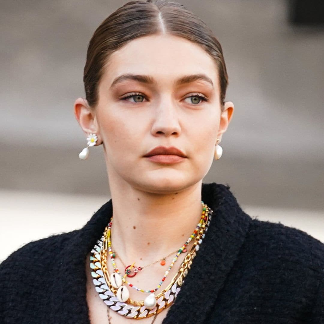 Gigi Hadid y otras invitadas hacen honor a Karl Lagerfeld con sus mejores looks