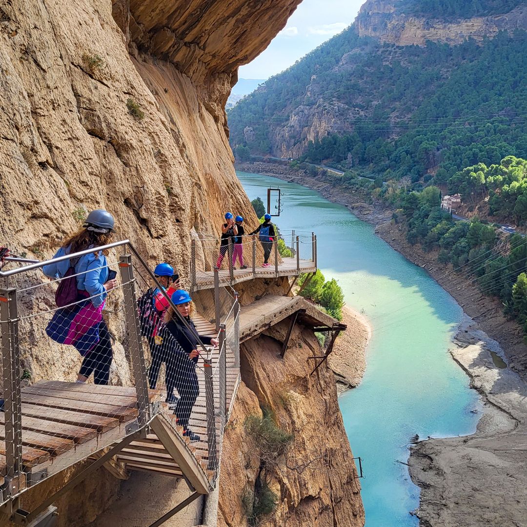 El Caminito del Rey, uno de los senderos más espectaculares de España, recorre el desfiladero de los Gaitanes a más de 100 metros de altura.