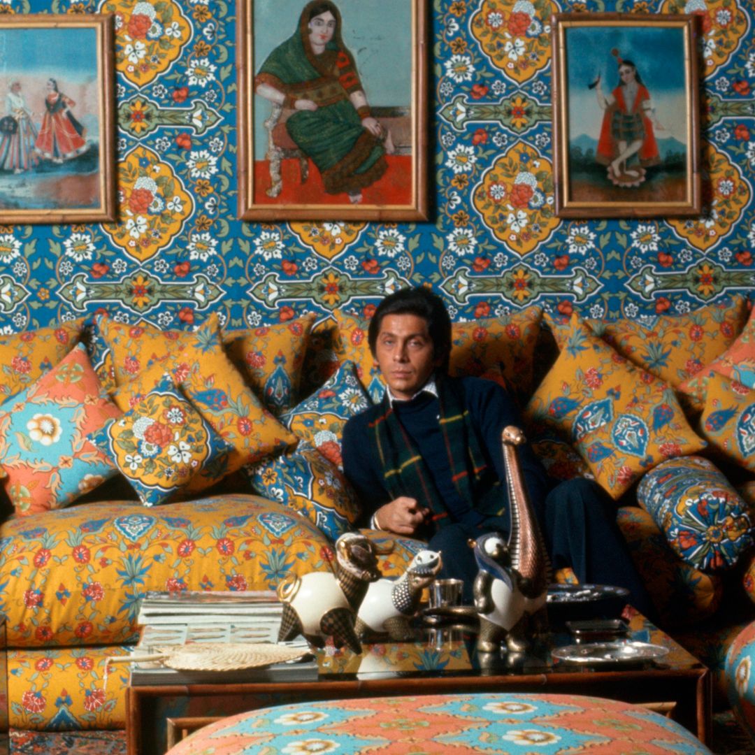 El estilista italiano Valentino (Valentino Garavani) sentado en el salón de su casa en el barrio de «Appio-Pignatelli». Roma, 1974 (Foto de Mondadori vía Getty Images).
