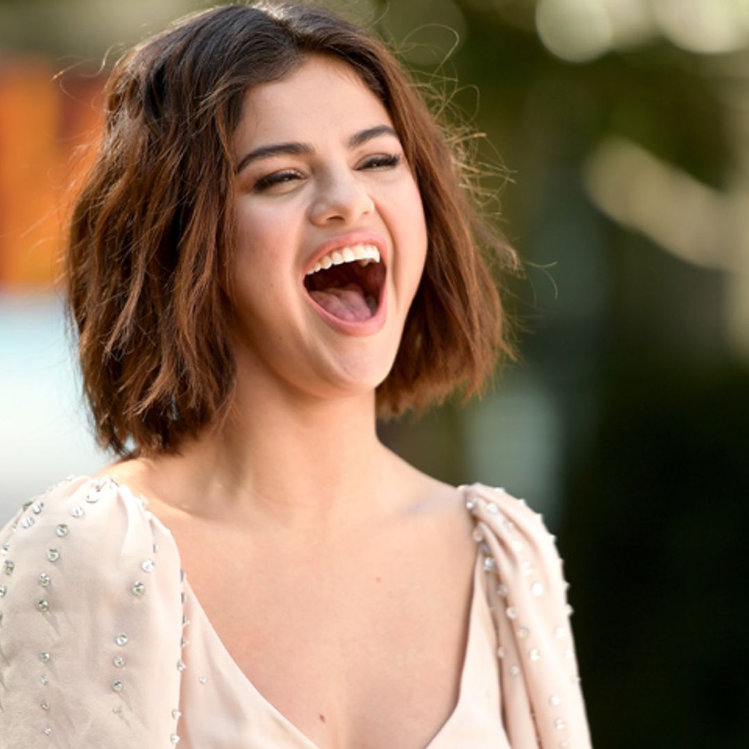 La nueva colaboración de Selena Gomez (¡en español!) te hará empezar el fin de semana bailando