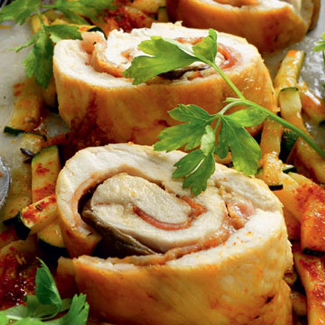 Rollitos de muslos de pollo rellenos de setas y beicon con calabacín