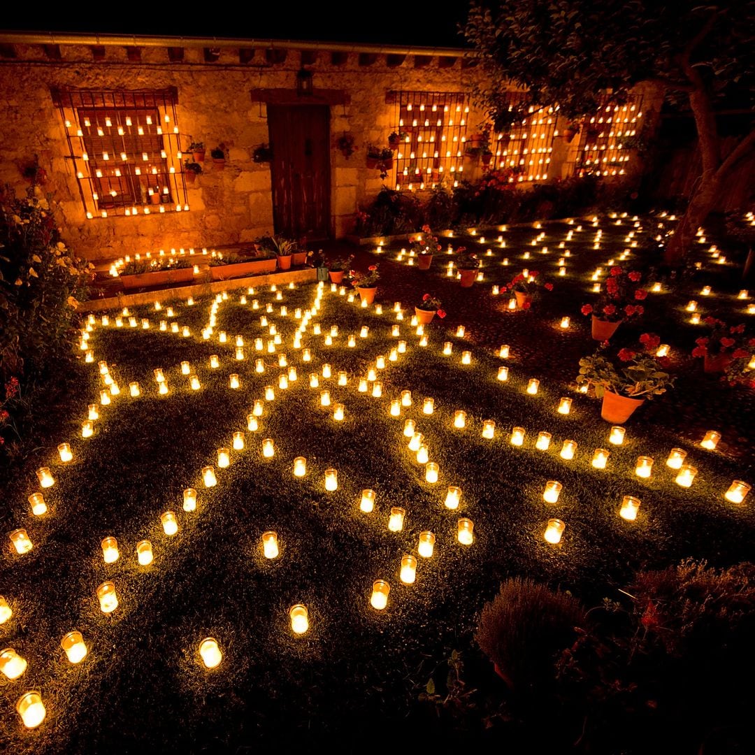 Pueblo de Pedraza durante la celebración, en el mes de julio, de la Noche de las Velas, cuando toda la villa se decora con miles de velas y se realizan conciertos de música y el pueblo segoviano luce aún más bonito