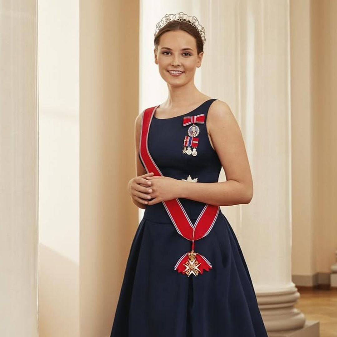 Los looks de Mette-Marit de Noruega y la princesa Ingrid en sus retratos oficiales: vestidos de gala y tiaras cargadas de significado