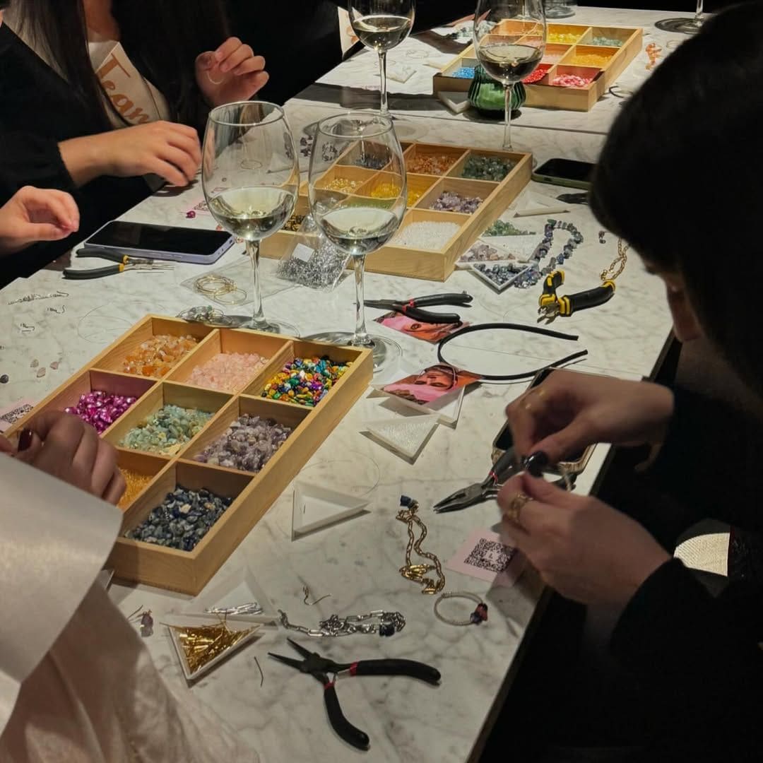 Taller de joyas con vino en Madrid Jewels and Wine