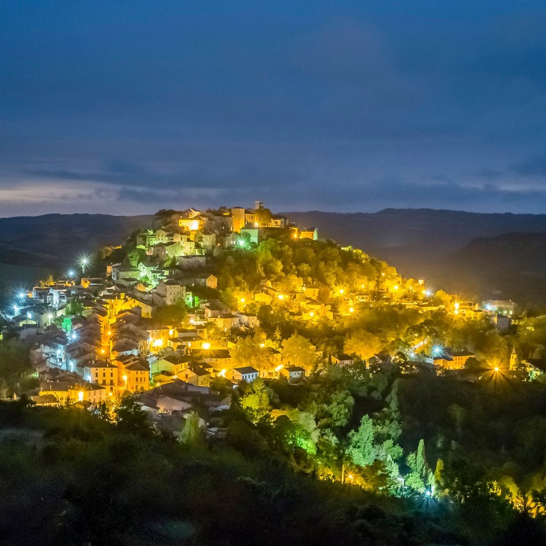 Panorámica nocturna de la ciudad medieval de Cordes-sur-Ciel, en Francia