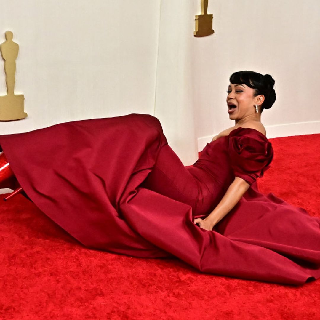 La aparatosa caída de la actriz Liza Koshy en los premios Oscar
