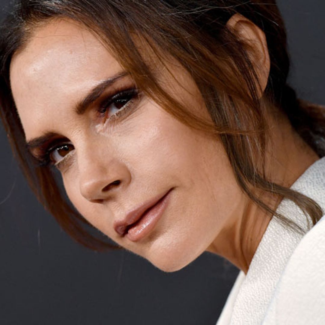 No vas a creer dónde se cortó el pelo ayer Victoria Beckham